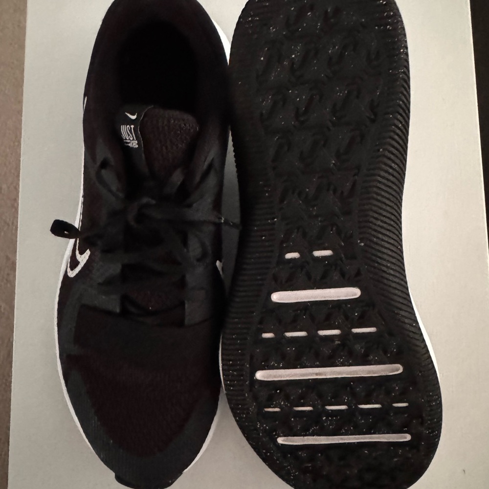 Nike Black and White Running Sneakers - Picture 3 of 4